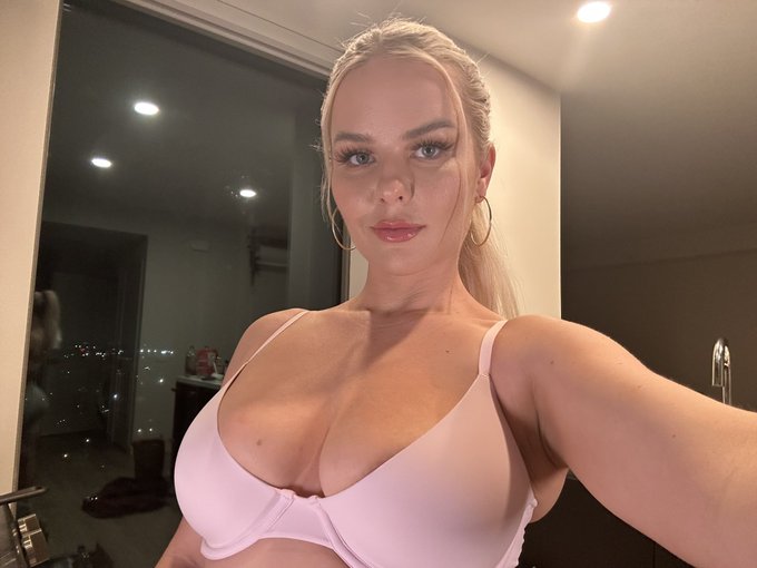 Cooking live on twitch 🍽️ 👇🏼  https://t.co/qxSkliAVOU https://t.co/KmzUVaQSvc