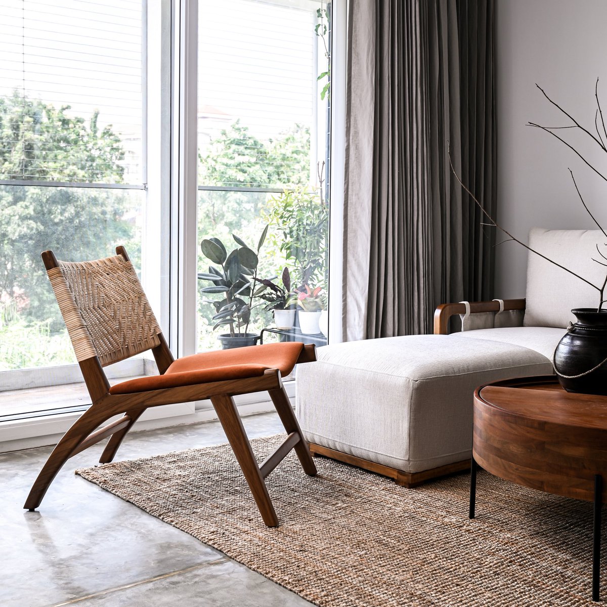 studioipsa's tweet image. We're in love with the neutral tones and simple forms of the living room in 'Concrete and Cats.' From the plush armchair to the sleek coffee table, every piece was carefully chosen to create a space that's both stylish and functional! 

#studioipsa #interiordesign #interiordesign