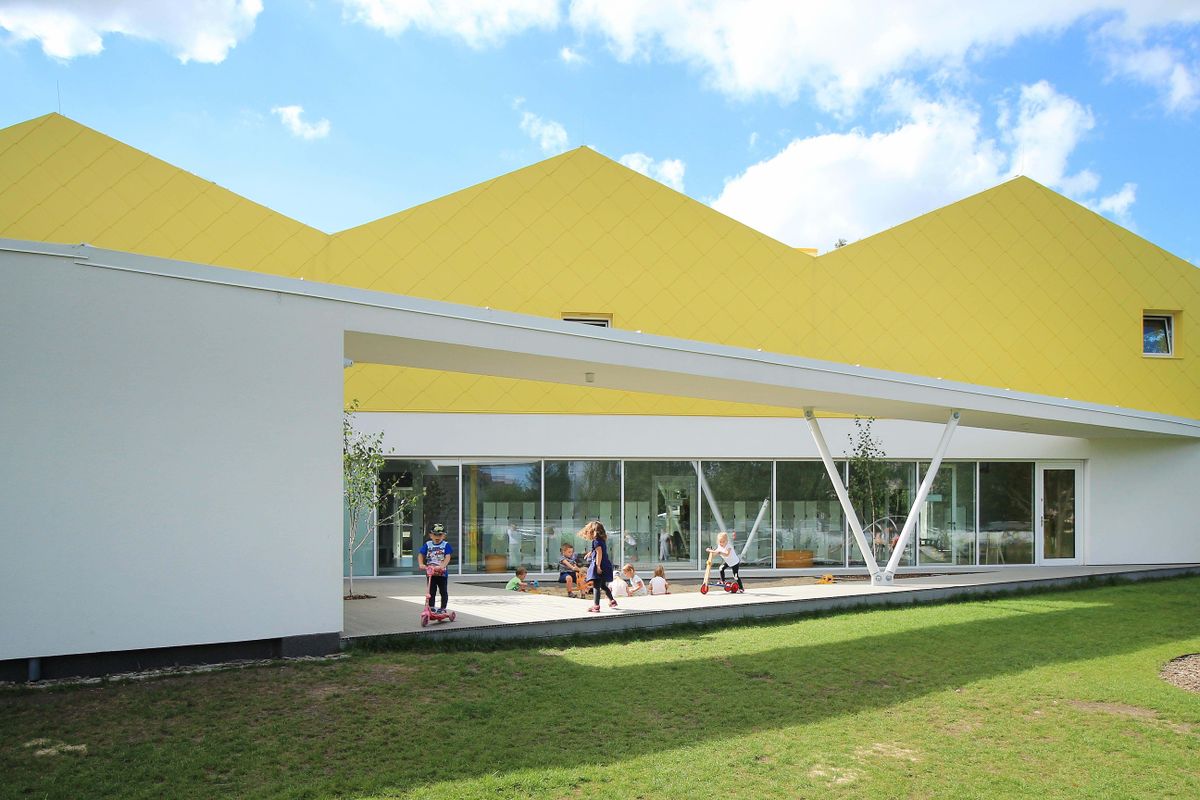 Architizer's tweet photo. KIDO is a public kindergarten which we like to call "the yellow crocodile“. It is situated on a triangular plot in Aleksandrów Łódzki, in central Poland.
.
Details: https://t.co/cQ8sYm8iwu https://t.co/6zhGgWODVm