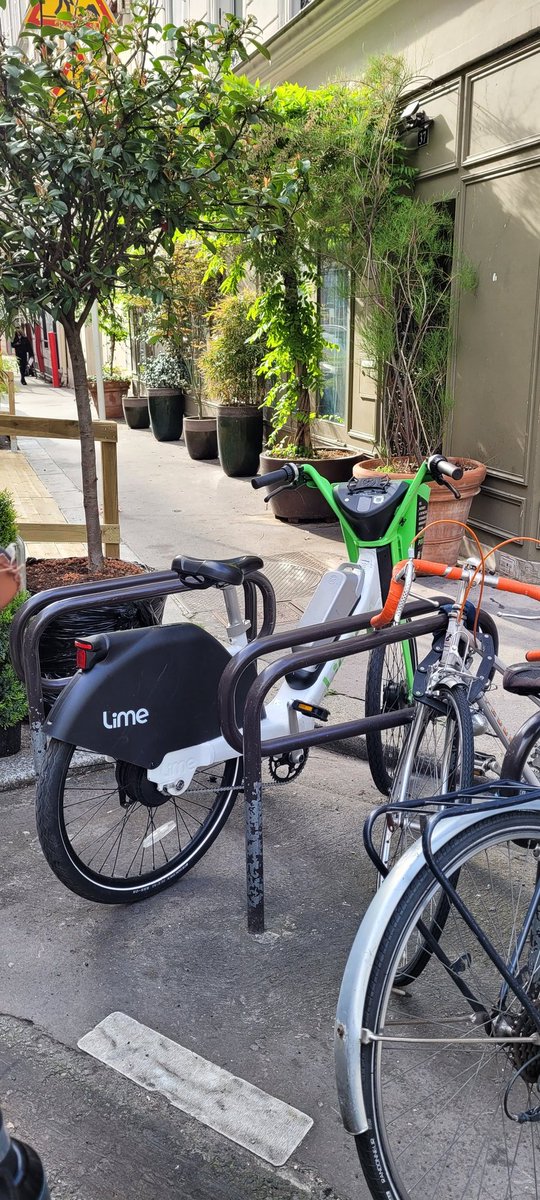 Bonjour <a href="/lime_fr/">Lime Fr</a>, Les arceaux sont pour permettre aux cyclistes d'attacher leurs vélos. VOS VÉLOS prennent la place de 2vélos pouvez-vous faire savoir à vos usagers qu'ils doivent se garer à l'extérieur des arceaux. + leur offrir le code de la route Merci #velo #cyclotaffeuse