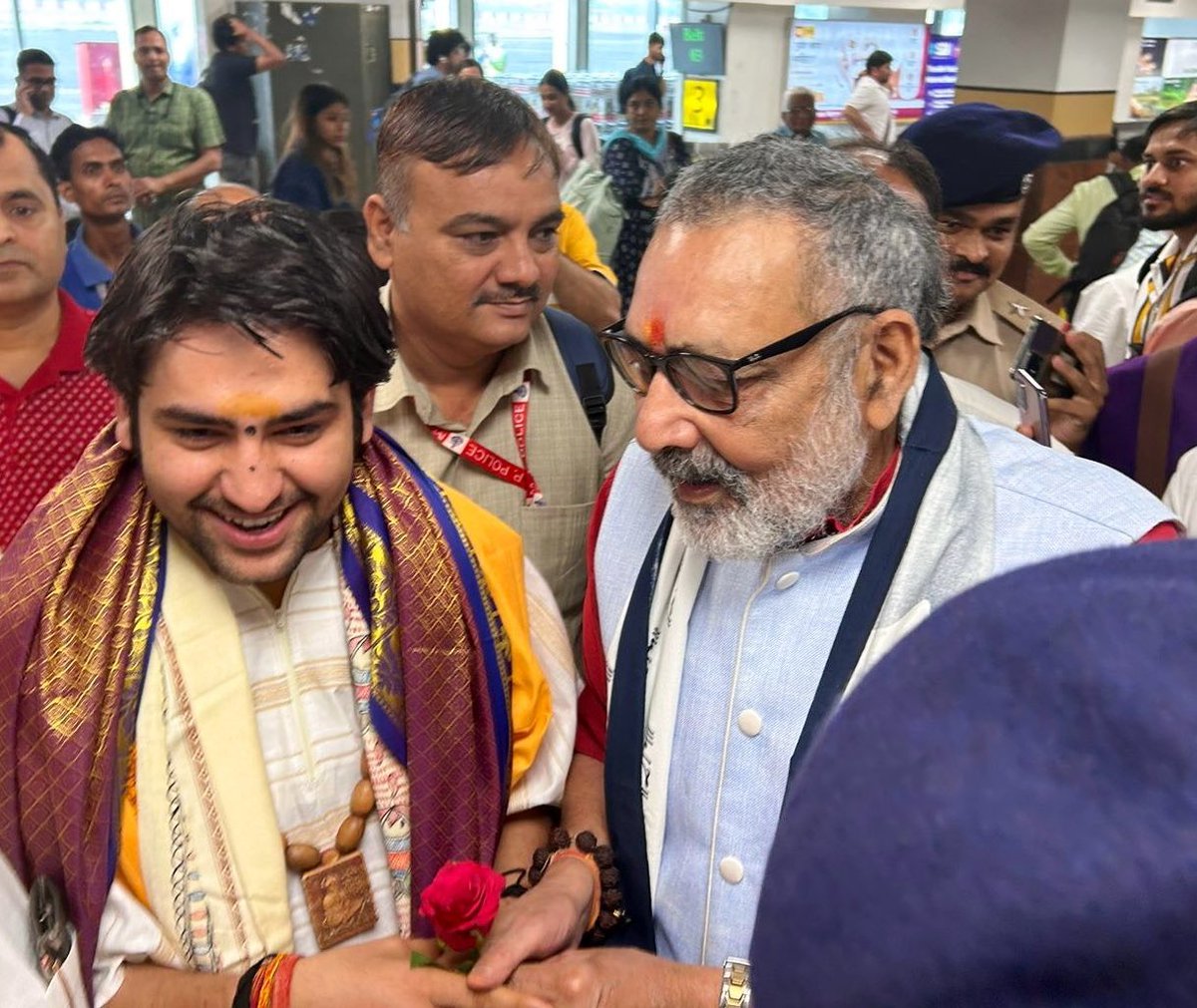 njeejha300's tweet photo. बागेश्वर धाम के पीठाधीश्वर पंडित धीरेंद्र 
कृष्ण शास्त्री पटना पहुंचे, केंद्रीय मंत्री @girirajsinghbjp ने किया स्वागत @Bageshwardhamj @bageshwardham https://t.co/30upfBhy7o