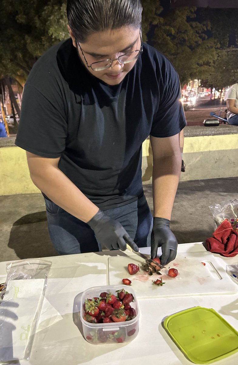 paolavch's tweet photo. Hoy conocimos a estos plebitos emprendedores que venden crepas para pagarse la universidad, están estudiando fisioterapia.
Si están en Culiacán y tienen antojo de algo dulce jálense, la neta si están bien ricas🫰🏻🫰🏻En el parque de la Bravo-Ciudades hermanas📍 https://t.co/BJXhZydw2d