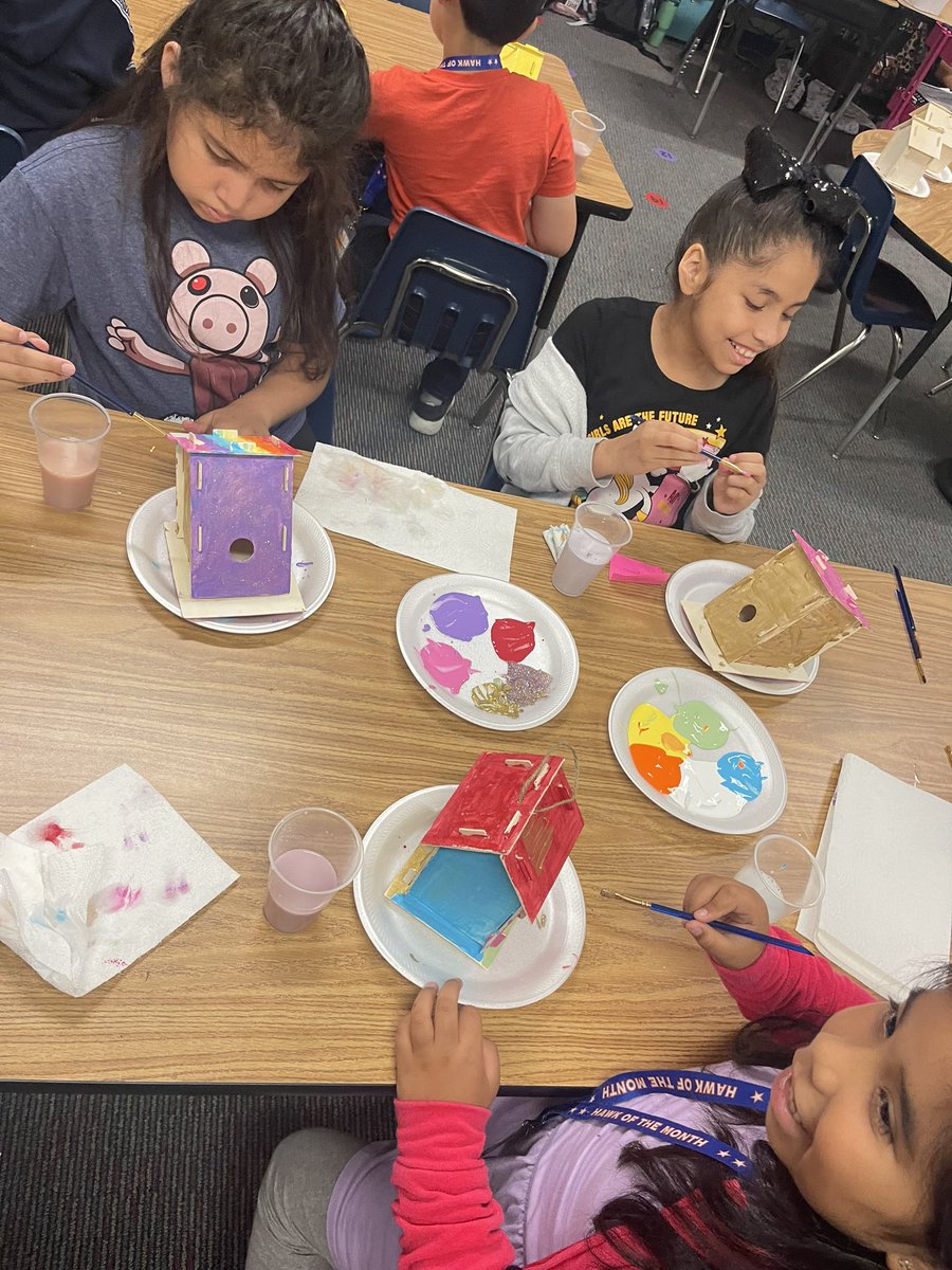 HallieTrexler's tweet photo. Genius hour is one of my favorite things we do! We had so much fun eating snacks, talking, &amp; painting bird houses! #AdventureAwaits https://t.co/gccyLGtW6R