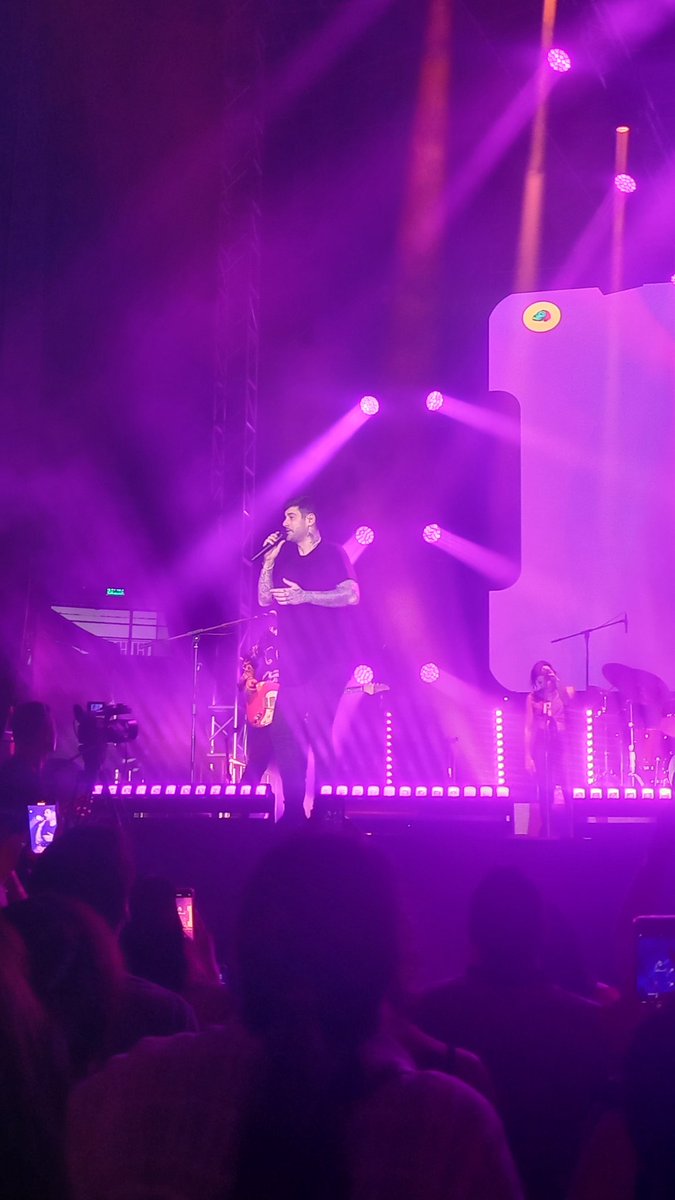 valfr_'s tweet photo. @MelendiOficial se vale decir q me duelen los cachetes de tanto sonreír y mirar al escenario con la felicidad infinita al estar ahí en el mega concierto que se mandó anoche 🧡 Gracias!
#TocadaYHundida pero con #LaPromesa de ser Feliz 

A mi sol eterno 🌻 https://t.co/9y72PMcbYp