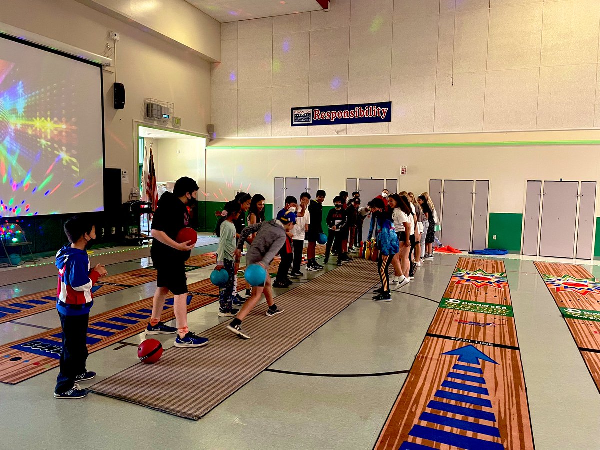 CMurrayElemPE's tweet photo. Ended bowling with some cosmic bowl and these little Roadrunners worked together to knock down ALL the pins and cheer on their classmates! Proud moment at the Grove #teamworkmakesthedreamwork @WGroadrunners https://t.co/wO3PeGpCAU