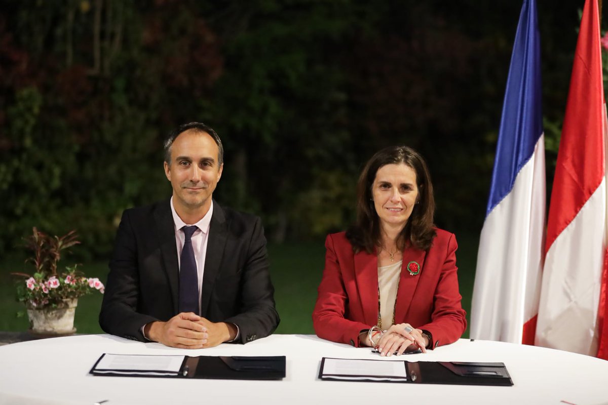 ¡Sumando esfuerzos! 🇵🇪 🤝🇨🇵  La ministra de Vivienda, <a href="/HPerezDeCuellar/">Hania Pérez de Cuéllar</a>, suscribió un acuerdo de cooperación con la Agencia Francesa de Desarrollo (<a href="/AFD_es/">Agence française de développement Amérique Latine</a>), a través de su director, Clément Larrue, para promover proyectos sostenibles en agua, saneamiento, desarrollo urbano y más.