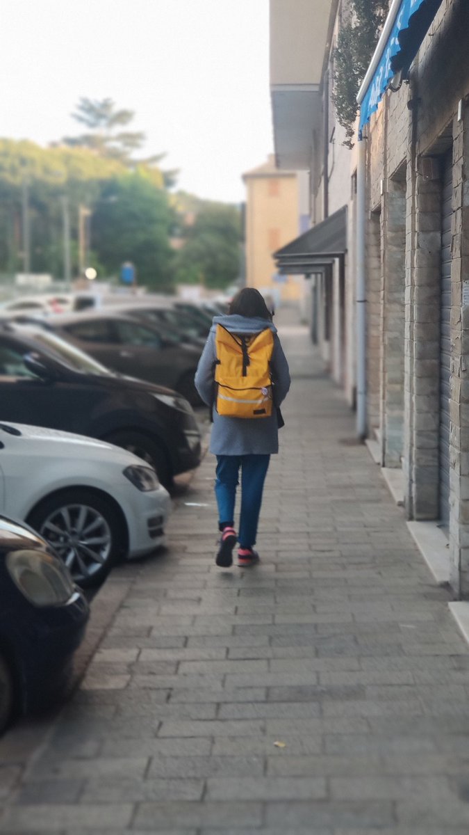 Non so chi tu sia, e probabilmente non lo saprò mai, ma ho trovato "poetico" il tuo zaino giallo! 😊