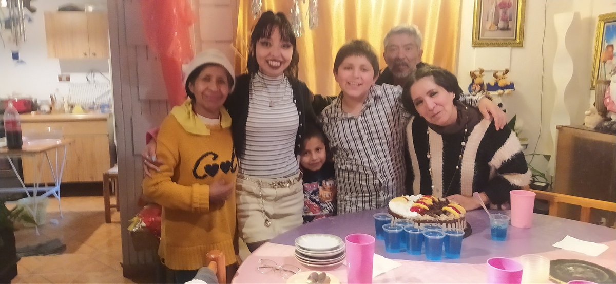 iisasuarez's tweet photo. Feliz día mamás! Gracias por ser la mejor del mundo y apoyarme siempre! Te amo!!!! 🥳🪅🎉🎊🍰

#diadelamadre #happy #feliz #familia https://t.co/k3lzYHmWo8