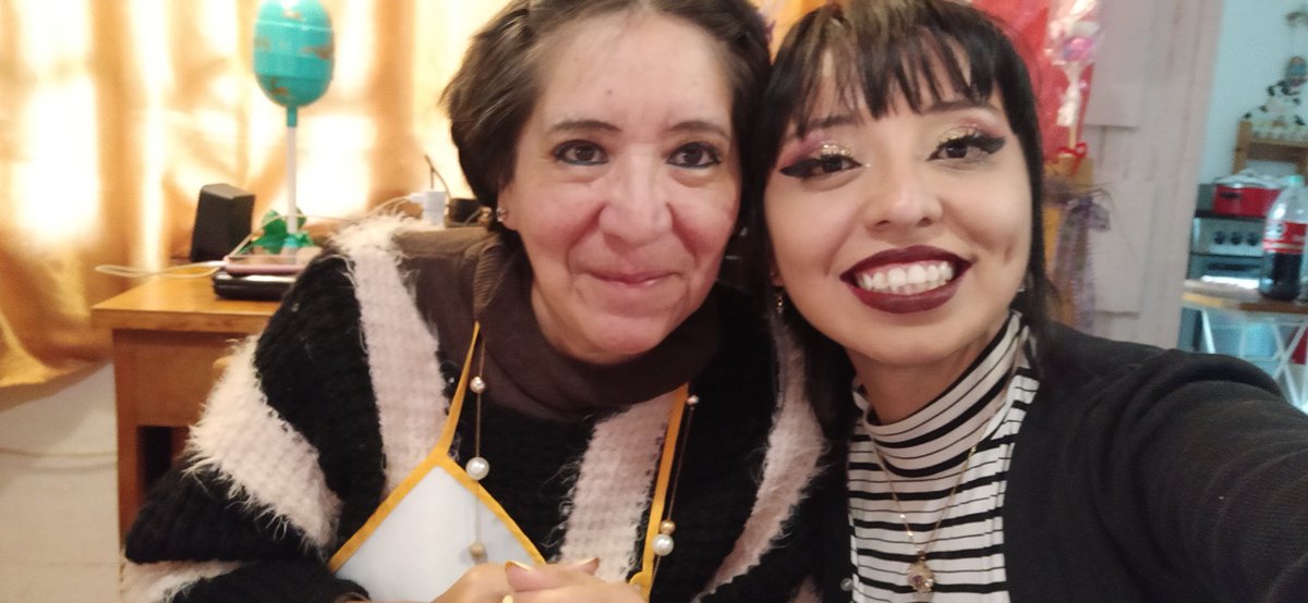 iisasuarez's tweet photo. Feliz día mamás! Gracias por ser la mejor del mundo y apoyarme siempre! Te amo!!!! 🥳🪅🎉🎊🍰

#diadelamadre #happy #feliz #familia https://t.co/k3lzYHmWo8