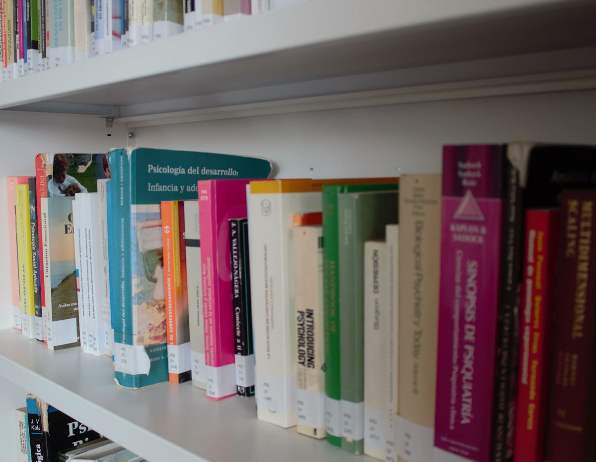Creap_Valencia's tweet photo. Buenos días 👋
Empezamos el jueves con una recomendación #BiblioCreap
📖 «La vieja compañera», de Anxo Lugilde Pardo
➕ https://t.co/GWsRL6bmXi
#SaludMental #TMG #CreapValencia #Creap #Psicología #RedCre #Imserso #Valencia #MentalHealth #Investigación #Salud #Documentación https://t.co/RaVgVXfOLy