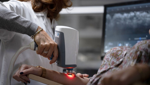 👩‍🔬 L’Essonne à la pointe de la détection des cancers de la peau !
🧪Installée à Palaiseau, <a href="/DAMAE_Medical/">DAMAE Medical</a> développe une technologie innovante.

🧐 Coup de projecteur à l’occasion de la journée mondiale de lutte contre les #cancers de la peau.
▶️ essonne.fr/sante-social-s…