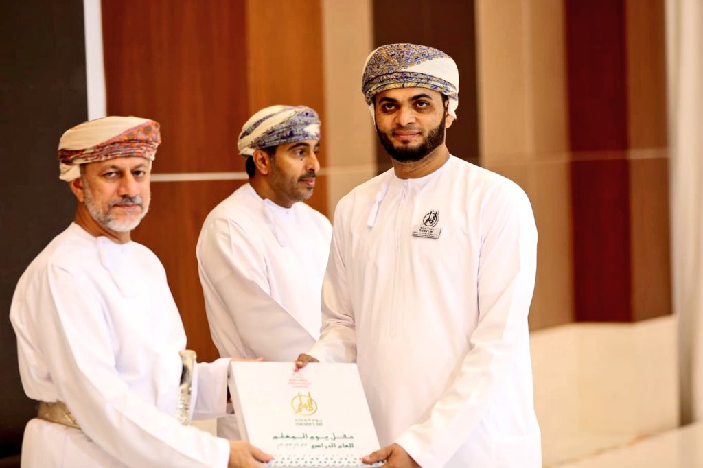 المعلم شمعة تحترق لتنير دروب الآخرين آمالا وتضحيات / نبارك للأستاذ أحمد الرببعي معلم مادة الرياضيات بمناسبة تكريمه بيوم المعلم على مستوى محافظة شمال الباطنة ونتمى له المزيد من التفوق والعطاء