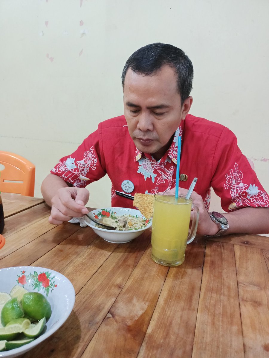 arfdarone71's tweet photo. Doa dalam semangkuk soto. Selamat menkmati siang yang basah di Jepara
#jeparahujan https://t.co/VNQlevJtRG