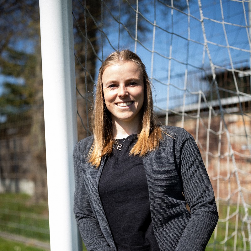 borussia's tweet photo. 🐎 Carolin #Corres ist seit 2009 bei unseren @Borussia_Frauen und hat hier alle Jugendabteilungen durchschritten. Auch in ihrem 1️⃣4️⃣. Jahr am Niederrhein zählt sie zu den Leistungsträgerinnen. 🗞⤵