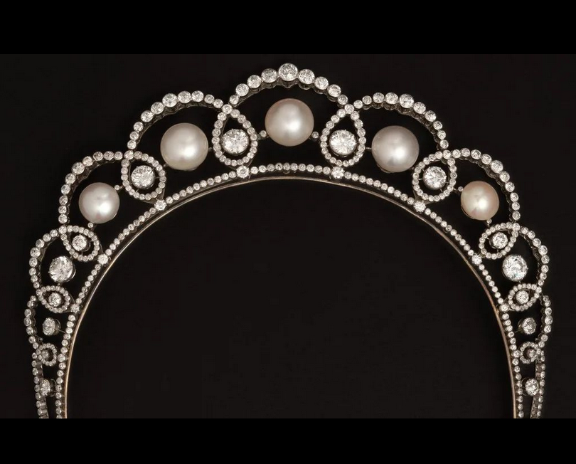 RobinLynnKing2's tweet photo. #EverythingRoyal #Tiara
The Rothschild Boucheron Tiara. Commissioned by Baron Edmond de Rothschild from Boucheron for her daughter in law Dorothy, on her wedding to James de Rothschild.Boucheron’s own archives record the commission of this piece on 3 February 1913 https://t.co/oMBIfK6eIM