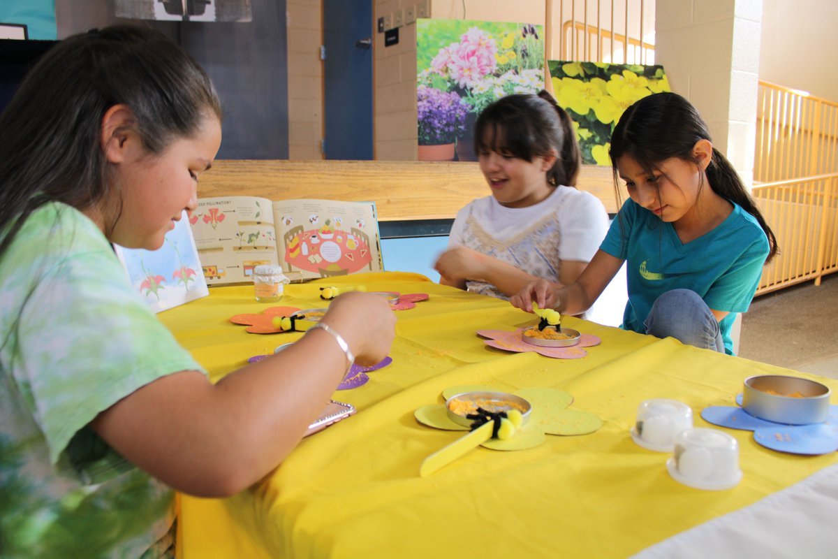 What’s all the buzz? Science… it’s all around you! Students from Santa Teresa Elementary School participated in our Pollination Station, where they pollinated flowers and learned bee anatomy! 🐝 📸 Wendy Diaz