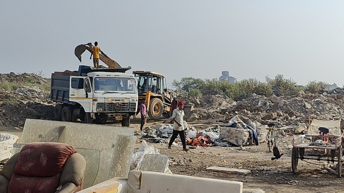PramodDabrase's tweet photo. ULWE, even after a decade of its existence it still lacks basic amenities including facilities for waste management. Hapazard dumping of debris is destroying water bodies and mangroves. Urgent action required. https://t.co/TRM4M5N9kz