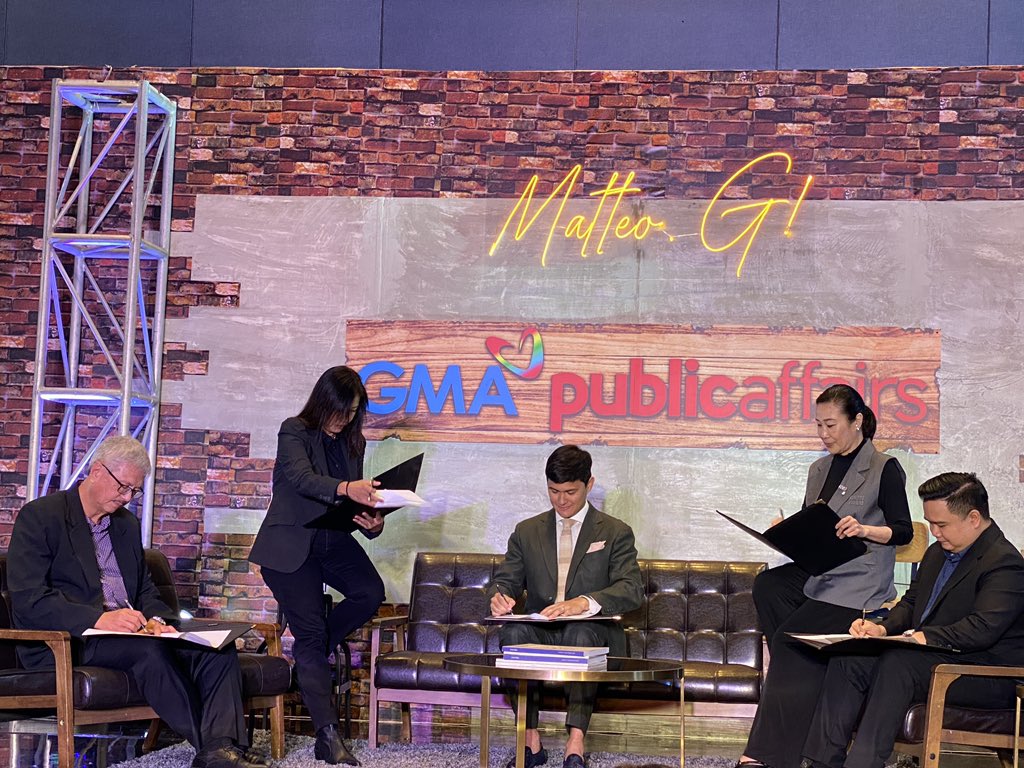 OFFICIALLY A KAPUSO!   

Matteo Guidicelli signs new contract with GMA Network. | via @hermes_tunac