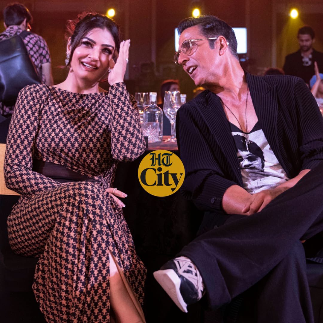 monikarawal's tweet photo. Show me a more wholesome and a more seeti-maar moment than this, I dare!!

#RaveenaTandon presented #AkshayKumar the Style Hall of Fame award at #HTMostStylish.

#HTMS2023 #HTMostStylishAwards https://t.co/vQc68JDCF8