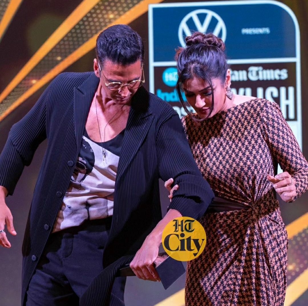 monikarawal's tweet photo. Show me a more wholesome and a more seeti-maar moment than this, I dare!!

#RaveenaTandon presented #AkshayKumar the Style Hall of Fame award at #HTMostStylish.

#HTMS2023 #HTMostStylishAwards https://t.co/vQc68JDCF8