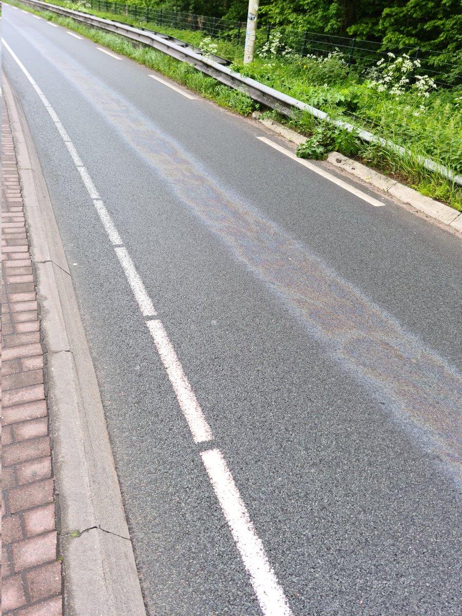 Olie spoor op de N236 vanaf hmp 4.4 tot hmp 5.5 zoab cleaner onderweg