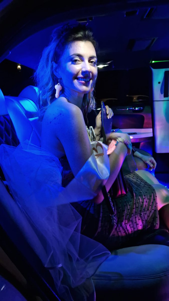 limoroma's tweet photo. Clienti soddisfatti!!! ♡
#nubilatoinlimousine
#partyfever 
#luxurylimousine https://t.co/TTdA2Sms1V