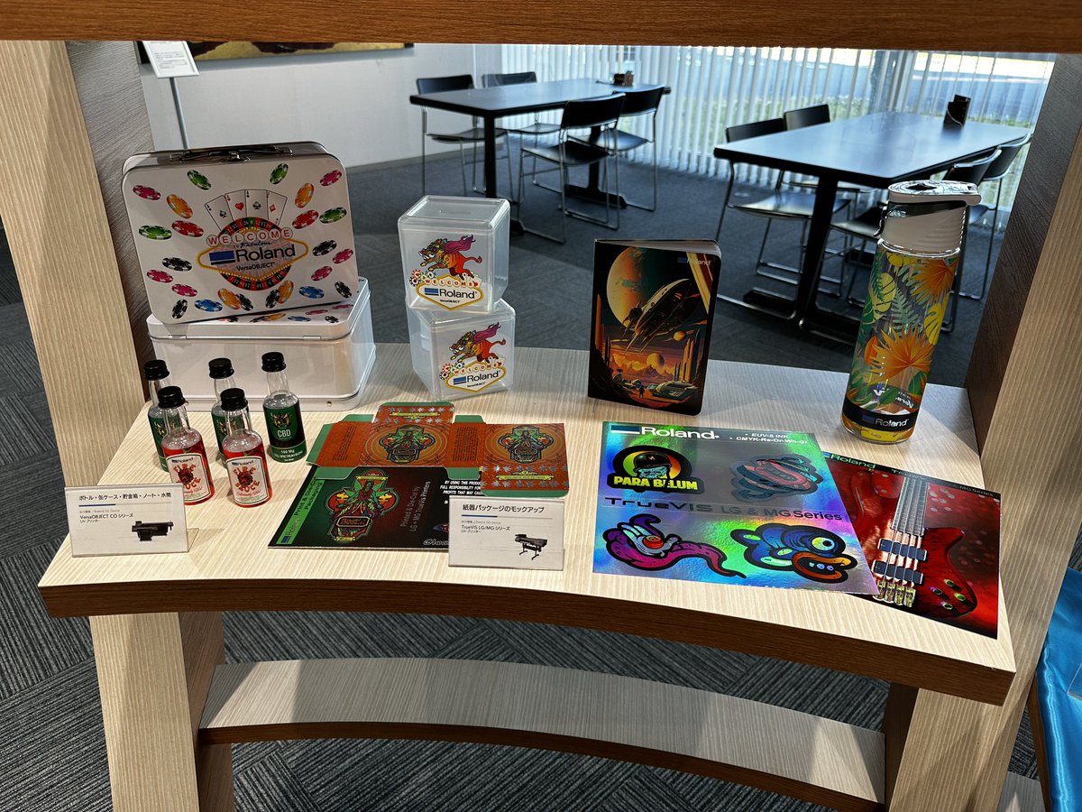 RolandDG_PR's tweet photo. アメリカの展示会会場で印刷していたサンプルの第一弾届き、本社のエントランスに飾りました。
お越しの際には是非お手に取ってご覧ください。
#ローランドディージー
#ローランドDG
#グローバル企業
#TrueVIS
#DGXPRESS
#VersaOBJECT https://t.co/d7KwCWMk4u
