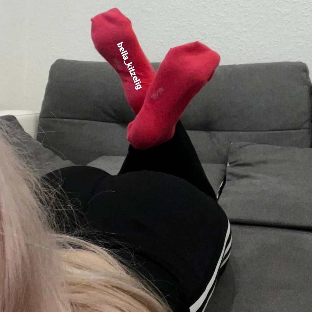 kitzeligeBella's tweet image. Heute ist #TagdergleichfarbigenSocken

#Kitzelmodel #Fußmodel #Feetmodel #Ticklemodel #samesocks #redsocks #rotesocken #Fußsohlen #kitzelig
#ticklish #softsoles #cutesoles #sweetfeet #Feetgirl