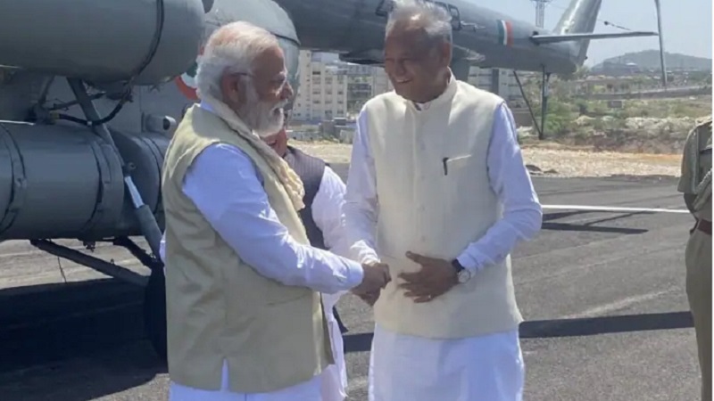 news_thikana's tweet photo. पीएम मोदी और सीएम गहलोत की एक जैसी ड्रेस...! ट्यूनिंग और मुस्कान ने भी खींचा ध्यान
https://t.co/Drkul6FFiY
#PmModi #Rajasthan #CmGehlot #SameDress #Tuning #Smile #BecametheAttraction https://t.co/u4dZFTWGN4