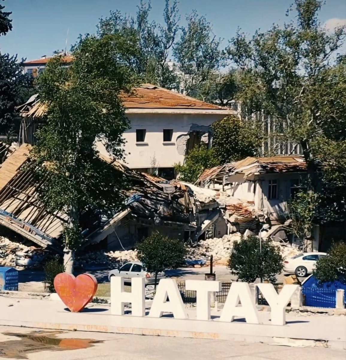 Bir yanım yalnızlık, bir yanım bahardı
Yerim yurdum filan vardı, ışıklarım yanardı..