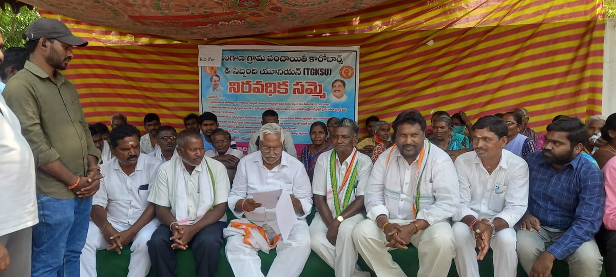 TJEEVANREDDI's tweet photo. గ్రామ పంచాయితిల లో పనిచేస్తున్న కారోబార్, బిల్ కలెక్టర్ లను, మల్టి పర్పస్ విధానం నుండి మినహయించి, పంచాయితి కార్యదర్శికి అసిస్టెంట్ పంచాయితి కార్యదర్శులాగా ప్రత్యేక హోదా కల్పించి సిబ్బంది సమస్యలు పరిష్కరించాలని డిమాండ్ చేస్తూ తెలంగాణ గ్రామ పంచాయితి కారోబార్స్ & సిబ్బంది యూనియన్ ఆధ్వర్యంలో గత 5 రోజులుగా చేస్తున్న నిరవధిక సమ్మె లో బుధవారం రోజున ఎమ్మెల్సి జీవ��్ రెడ్డి గారు జగిత్యాల జిల్లా డిసిసి అధ్యక్షులు అడ్లూరి లక్ష్మణ్ కుమార్ గారు పాల్గొని తమ సంఘీభావాన్ని తెలిపారు..