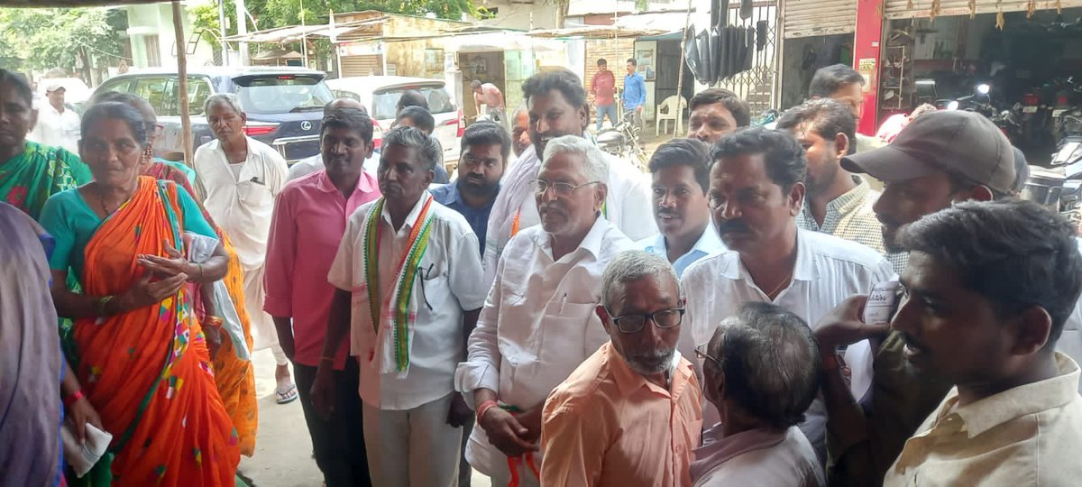 TJEEVANREDDI's tweet photo. గ్రామ పంచాయితిల లో పనిచేస్తున్న కారోబార్, బిల్ కలెక్టర్ లను, మల్టి పర్పస్ విధానం నుండి మినహయించి, పంచాయితి కార్యదర్శికి అసిస్టెంట్ పంచాయితి కార్యదర్శులాగా ప్రత్యేక హోదా కల్పించి సిబ్బంది సమస్యలు పరిష్కరించాలని డిమాండ్ చేస్తూ తెలంగాణ గ్రామ పంచాయితి కారోబార్స్ & సిబ్బంది యూనియన్ ఆధ్వర్యంలో గత 5 రోజులుగా చేస్తున్న నిరవధిక సమ్మె లో బుధవారం రోజున ఎమ్మెల్సి జీవ��్ రెడ్డి గారు జగిత్యాల జిల్లా డిసిసి అధ్యక్షులు అడ్లూరి లక్ష్మణ్ కుమార్ గారు పాల్గొని తమ సంఘీభావాన్ని తెలిపారు..