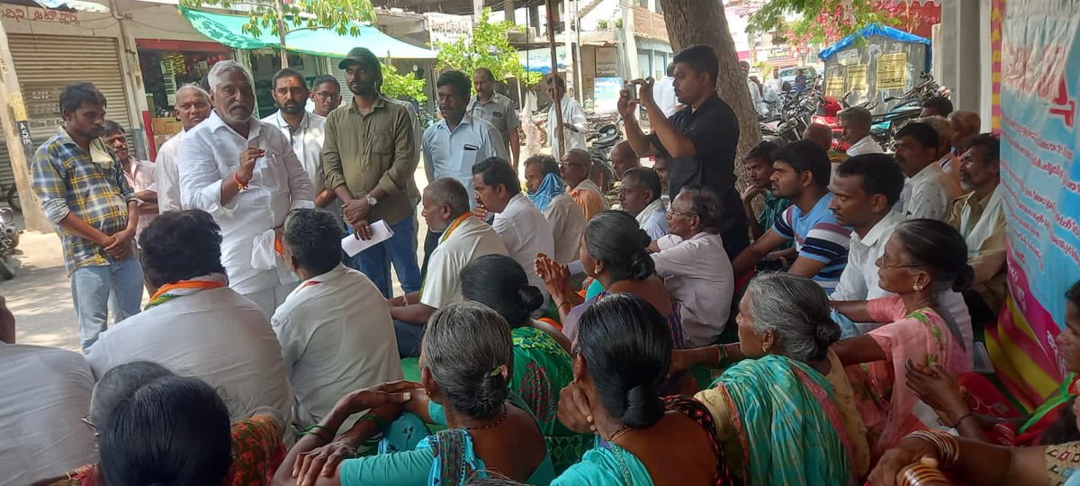 TJEEVANREDDI's tweet photo. గ్రామ పంచాయితిల లో పనిచేస్తున్న కారోబార్, బిల్ కలెక్టర్ లను, మల్టి పర్పస్ విధానం నుండి మినహయించి, పంచాయితి కార్యదర్శికి అసిస్టెంట్ పంచాయితి కార్యదర్శులాగా ప్రత్యేక హోదా కల్పించి సిబ్బంది సమస్యలు పరిష్కరించాలని డిమాండ్ చేస్తూ తెలంగాణ గ్రామ పంచాయితి కారోబార్స్ & సిబ్బంది యూనియన్ ఆధ్వర్యంలో గత 5 రోజులుగా చేస్తున్న నిరవధిక సమ్మె లో బుధవారం రోజున ఎమ్మెల్సి జీవ��్ రెడ్డి గారు జగిత్యాల జిల్లా డిసిసి అధ్యక్షులు అడ్లూరి లక్ష్మణ్ కుమార్ గారు పాల్గొని తమ సంఘీభావాన్ని తెలిపారు..