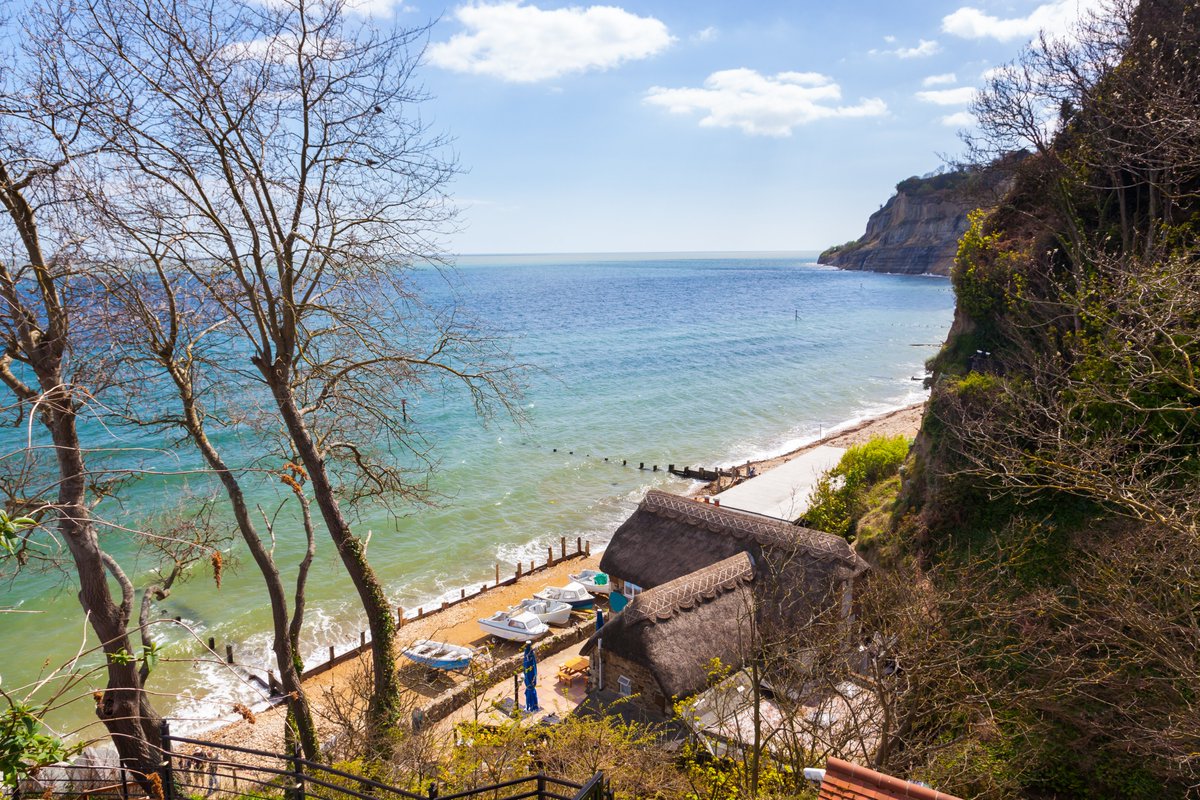"Once you get there, Shanklin has plenty of surprises in store for visitors seeking adventure and excitement. From thrilling water sports and hiking to exploring the area's rich history."🌊

ℹ️Read more in <a href="/myldn/">MyLondon</a>: bit.ly/MyLondonShankl…
#IsleofWight #IOW #HantsDaysOut #Coast2023