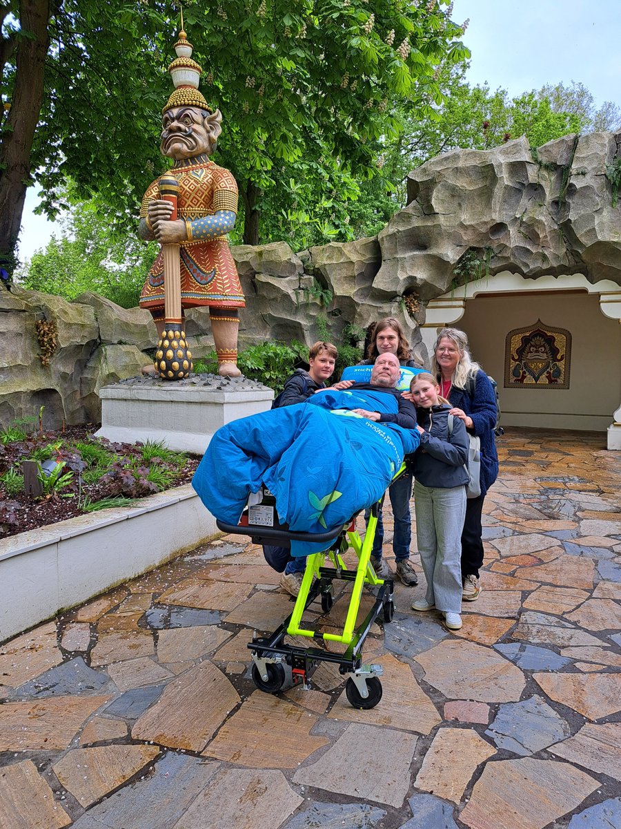 Gisteren kon deze meneer nog één keer met zijn gezin naar de Efteling.

Vandaag mogen we 7 andere immobiele (terminale) patiënten helpen met een laatste wens.
Wens 1 is voor een meneer (1931) uit Amsterdam, hij gaat vandaag naar de uitvaart van zijn echtgenote.
