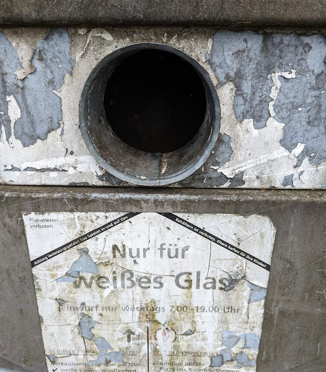 1heizbrei's tweet photo. Die Nazis haben nun auch die Wertstoff-Industrie unterwandert. In diesen #Altglas-Container darf nur "weißes Glas". GoC (Glass of Colour) ist hier unerwünscht. Um ein Zeichen gegen Rassismus zu setzen, werfe ich einfach alle Flaschen in solche Container. 🤡 https://t.co/MfG9CtVnJz