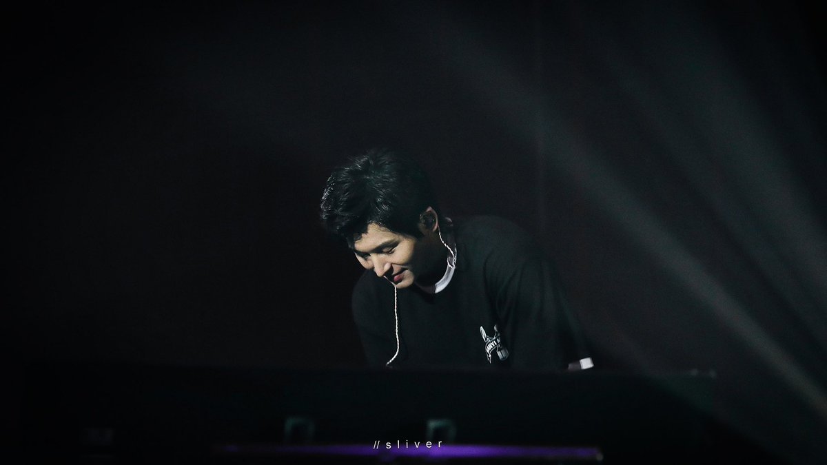 Sliver_raining's tweet photo. 0510张哲瀚曼谷演唱会part3

#ZhangZhehan #ZhangZhehan张哲瀚
#张哲瀚 #張哲瀚 #ZZH 
#チャンジャーハン #장철한 #จางเจ๋อฮั่น #PrimordialTheatre #ZhangZheHanBangkokConcert https://t.co/yyAys1zq41