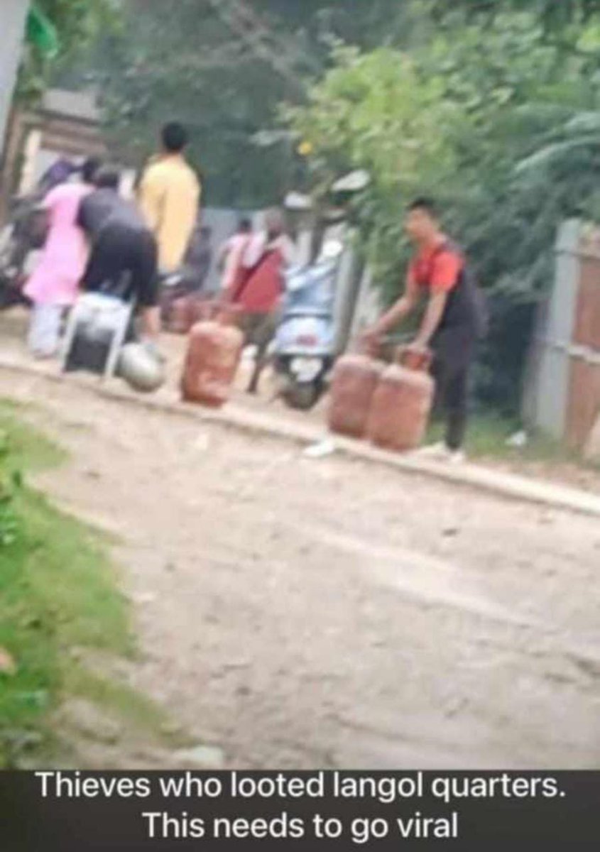 NelThangvung's tweet image. Tomba...Tomba...Yes Papa!
Stealing...stealing...No Papa!
Telling alie...Yes Papa! 

See! Meitei people #willfully, #wrongfully &amp;amp; #unjustifiably stealing assest left behind by tribals in midst of the chaos. 
@BenjaminMa59017
@kls_vai
@KSO_Guwahati
@hoihnu @B5001001101