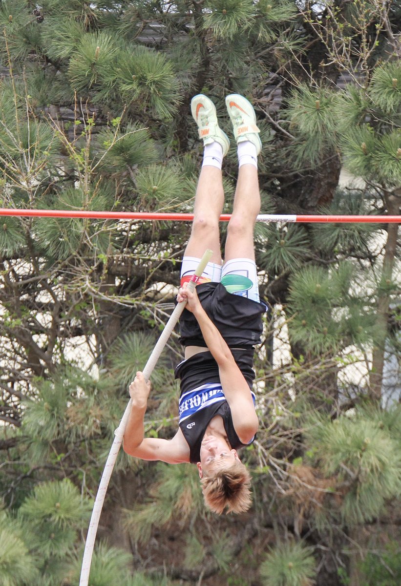 TR: Tyler Due of <a href="/emtrackandfield/">Exeter Milligan Track & Field</a> was the pole vault champion at districts. #emwolves #districttrack #ontoomaha