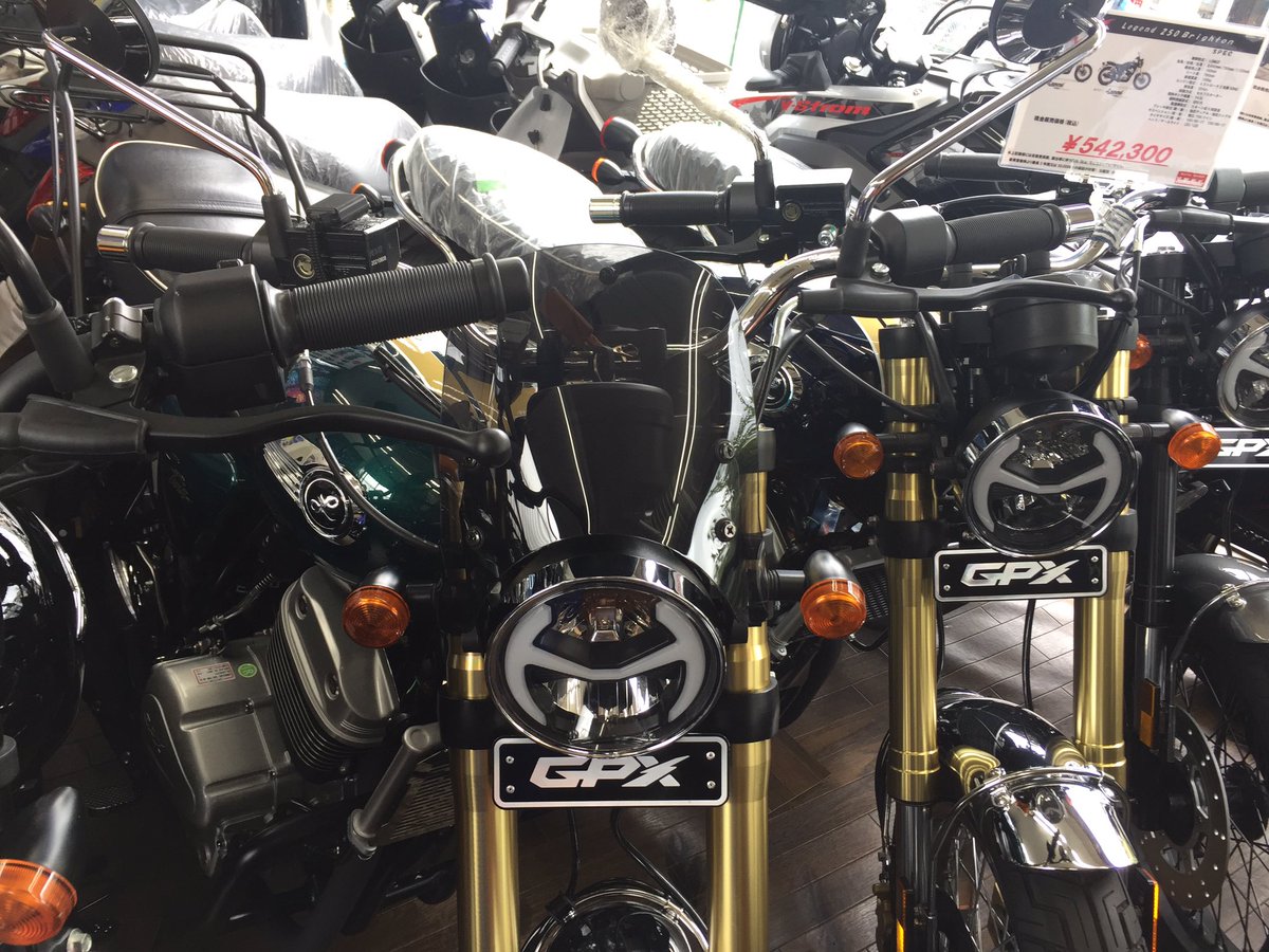 autoshopyamanak's tweet photo. みなさんこんにちは🌈

本日は世界450台限定GPX Legend 250 Brightonのご紹介です💁‍♀️✨

こちらはとても人気の車種ですが
グリーン、ブルー各色ともに在庫あります！☺️

ご興味ある方は是非ご連絡
ご来店をお待ちしております💁‍♂️✨

#GPX #バイク https://t.co/ItnBygS1Qh