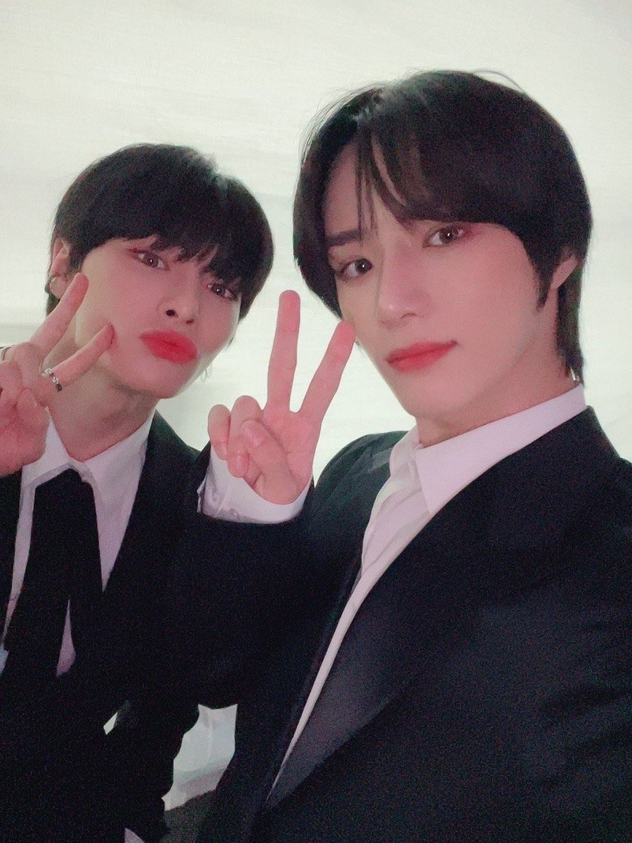 StrayKidsBrasil's tweet photo. 「 #RANDOM • 10.05.23 」
01 line vivíssima! OP foi ao show do TXT e perguntou ao Beomgyu se ele preferia: Abraçar o I.N por 20 minutos ou abraçar o Heeseung (ENHYPEN) por 20 minutos!

Beomgyu escolheu nosso I.N 🩵

@Stray_Kids #StrayKids #스트레이키즈 https://t.co/w5qnXJnIyi