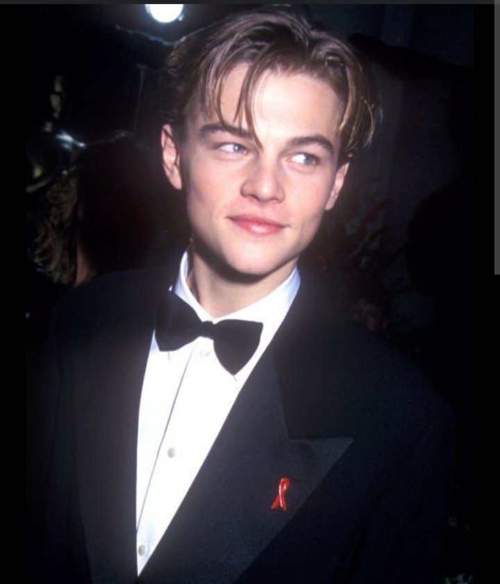 bo lpm en el dia no puedo estar más demacrado, pero vuelvo de la práctica a las 10 de la noche salgo de bañarme y literalmente soy este