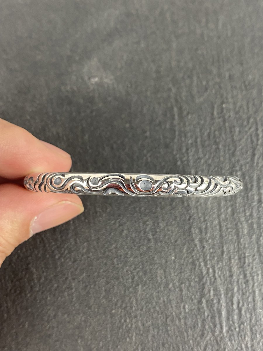 sxm_silver's tweet photo. ブランド初のバングルです(;・∀・)
■BANGLE
price:¥36,300(tax included)
No:B1
material:silver925
____________________________
ONLINE STORE
https://t.co/yoBD2LBeP9
____________________________
#waxcarving
#lostwax
#silverart
#sillvercraft
#silveraccessories
#silverdesign https://t.co/Ls5Y8dI8gs