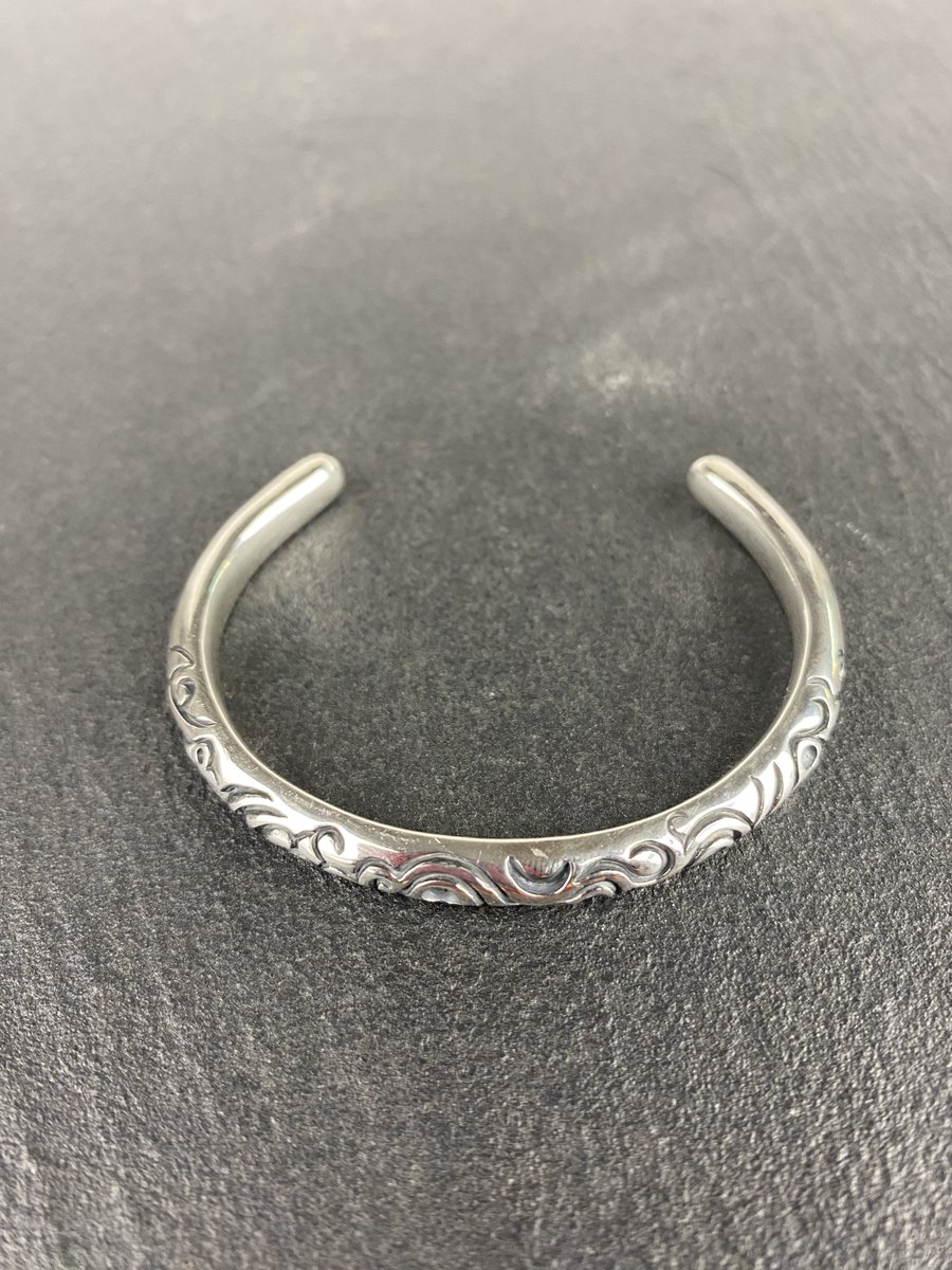 sxm_silver's tweet photo. ブランド初のバングルです(;・∀・)
■BANGLE
price:¥36,300(tax included)
No:B1
material:silver925
____________________________
ONLINE STORE
https://t.co/yoBD2LBeP9
____________________________
#waxcarving
#lostwax
#silverart
#sillvercraft
#silveraccessories
#silverdesign https://t.co/Ls5Y8dI8gs