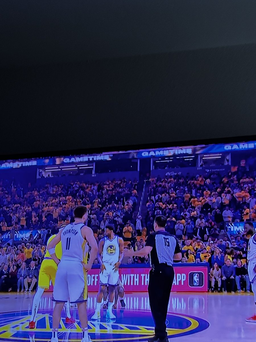 SuzysVista's tweet image. Who ever chose @warriors yellow t-shirts for the game giveaway made a big mistake because the @Lakers jerseys are yellow… like they couldn’t make them white or blue???? #LakeShow #GoLakersGo @NBAonTNT #NBAPlayoffs #NBA