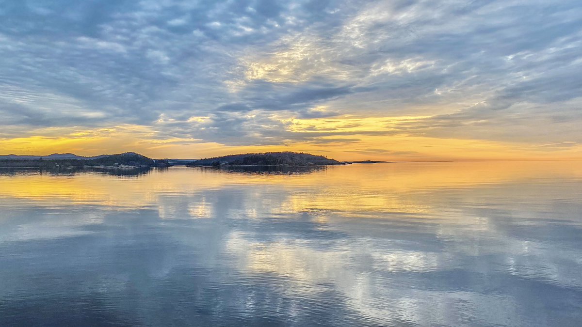 glennrstevens's tweet photo. The Big Lake does not settle down very often, but it is just as majestic when it does. #GitcheGumee #Michigan #home https://t.co/CykuLmnWo2