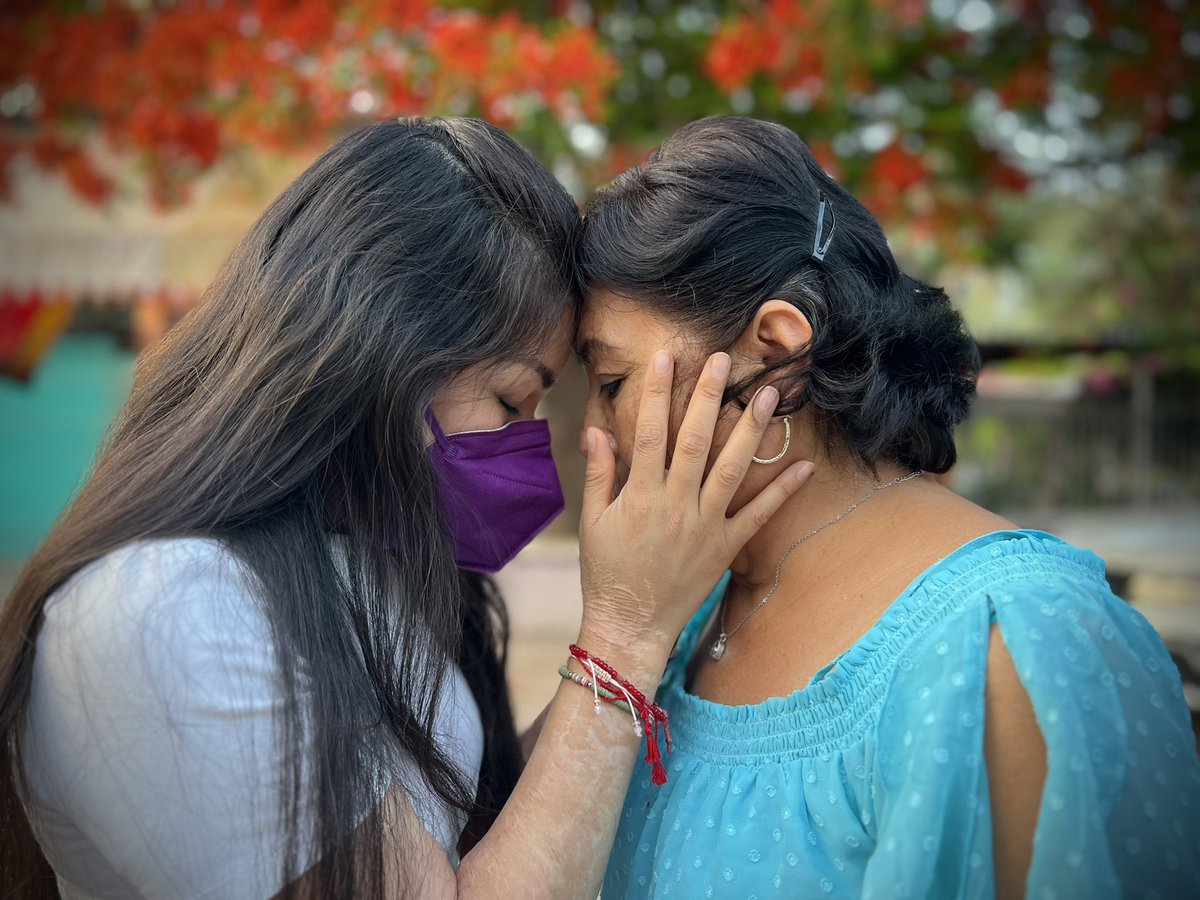 “Ten paciencia mija, poco a poco vas a sanar y vas a recuperar tu vida, vas a tocar tu saxofón y seguirás estudiando para ser una muchacha preparada. Confía en Dios mija chula”

Gracias mamá por curarme con tus manos benditas a pesar de que a ti también te quemaron. 
#TeAmoMamá♥️