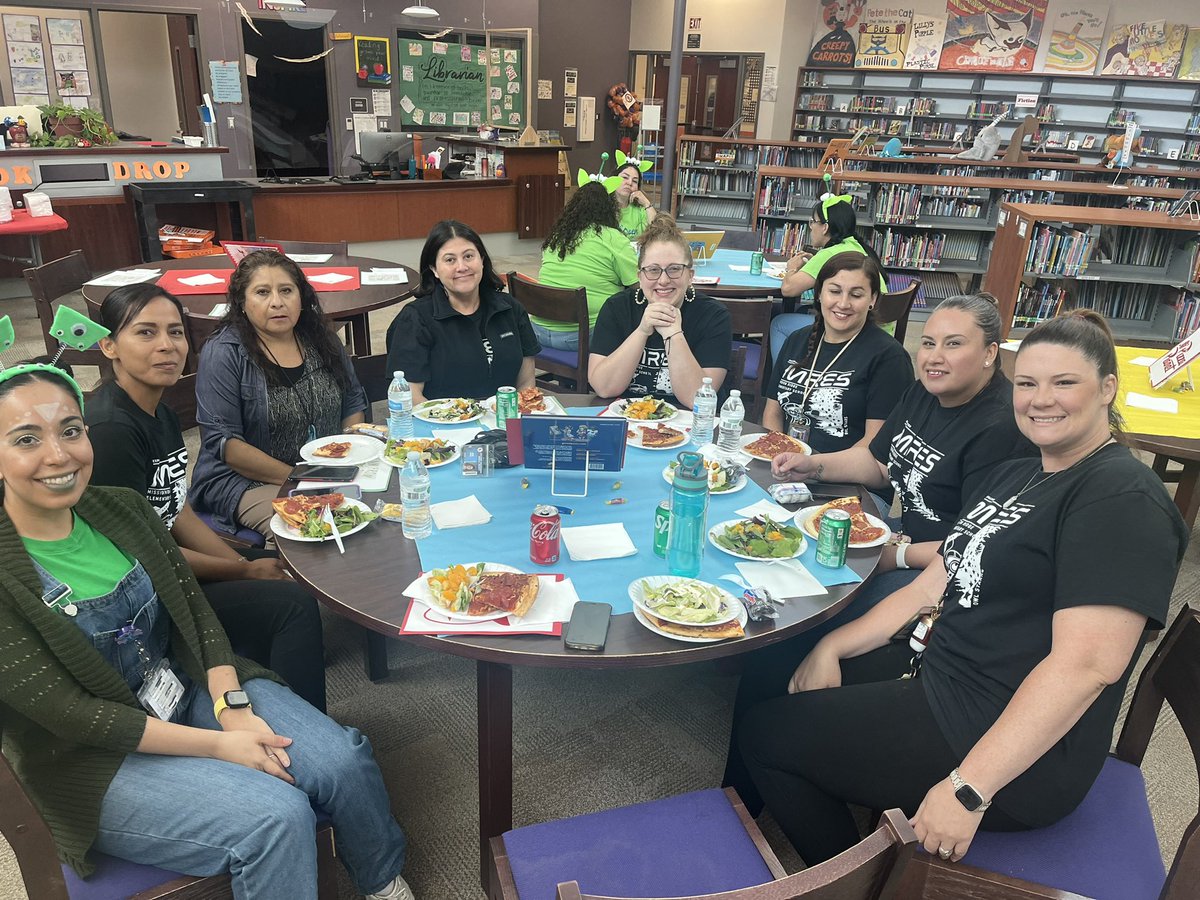 ESerna_PK8's tweet photo. Pizza Planet for our teacher lunch today!! #Owlsome time with them!! 💜🦉🧡 #TeamSISD #manymindsONEmission #VoxCorVita https://t.co/A9vJfAda1b