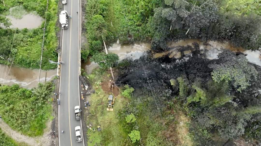 confeniae1's tweet photo. #URGENTE
Grave derrame por la ruptura del SOTE de @EPPETROECUADOR en el Río Conejo del Cantón Lago Agrio. La empresa no ha detallado sobre la cantidad de barriles derramados, pero las imágenes demuestran la magnitud. Decenas de familias afectadas. Desde ya exigimos remediación. https://t.co/oIvIYtqvQU