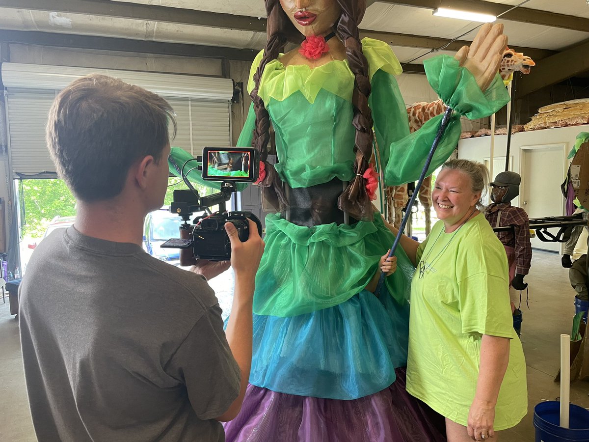 🐲 Our film crew had an awesome time learning the in's & out's of creating puppets with #PlayfulEvolvingMonsters who incorporates visual arts, character arts, performing arts & music to create these playful monsters. #funfilmcrew #videosmadesimple #educationalvideos